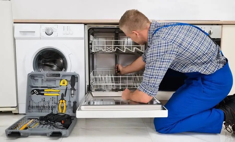 Konak Panasonic servisi teknisyen ekibi beyaz eşya tamiri yaparken